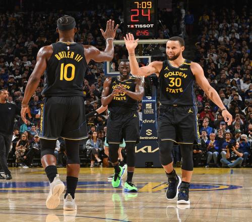 字母哥正式邀请哈登加盟雄鹿，最新合同曝光，利拉德已经彻底废了