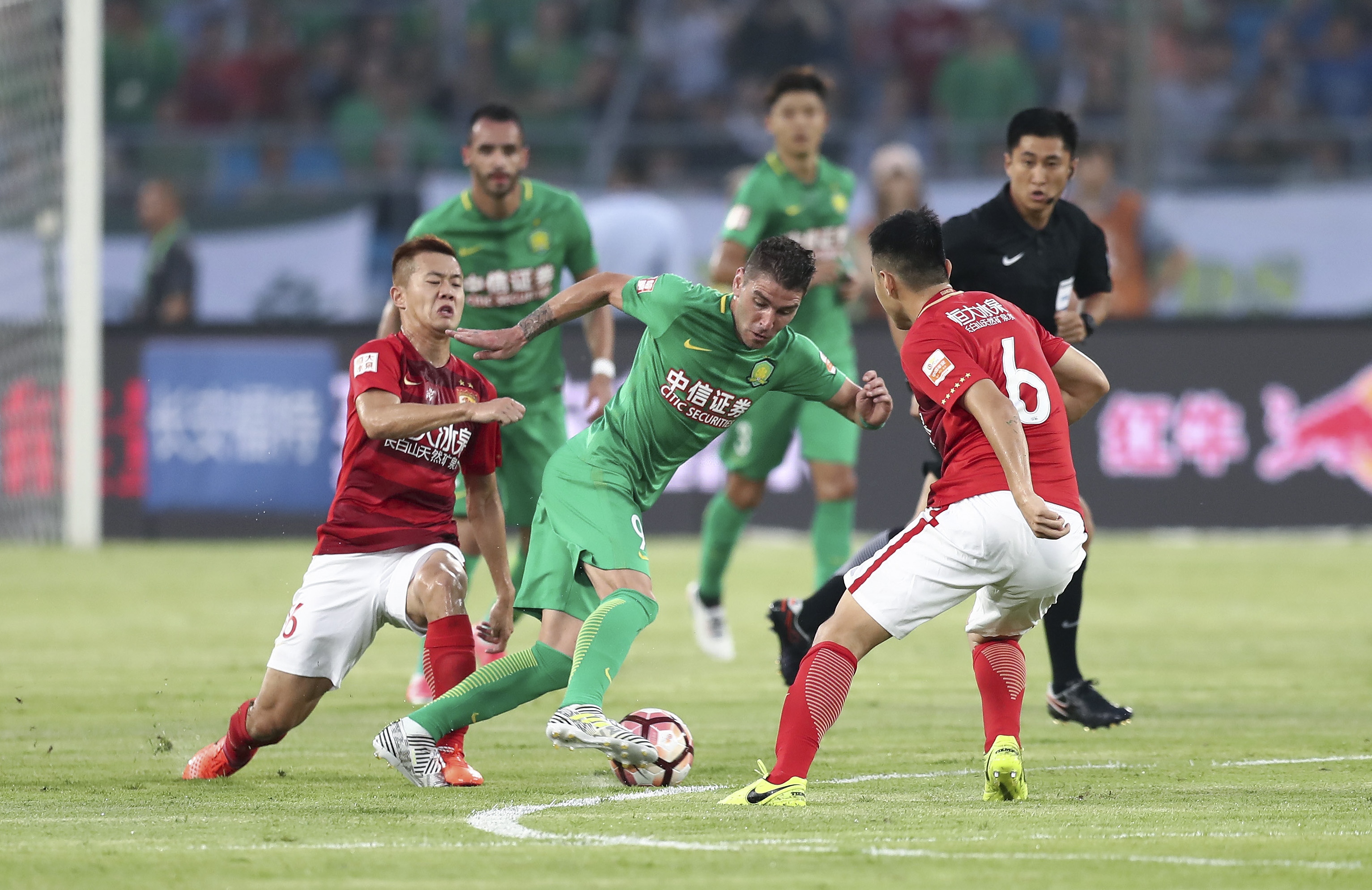 罗杰·马里斯（Roger Maris）单季击出 61 支全垒打，刷新了被认为不可企及的“鲁斯障碍”